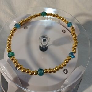 NWT Handcrafted Elegant 8" Gold and Iridescent Aquamarine Beaded Bracelet.